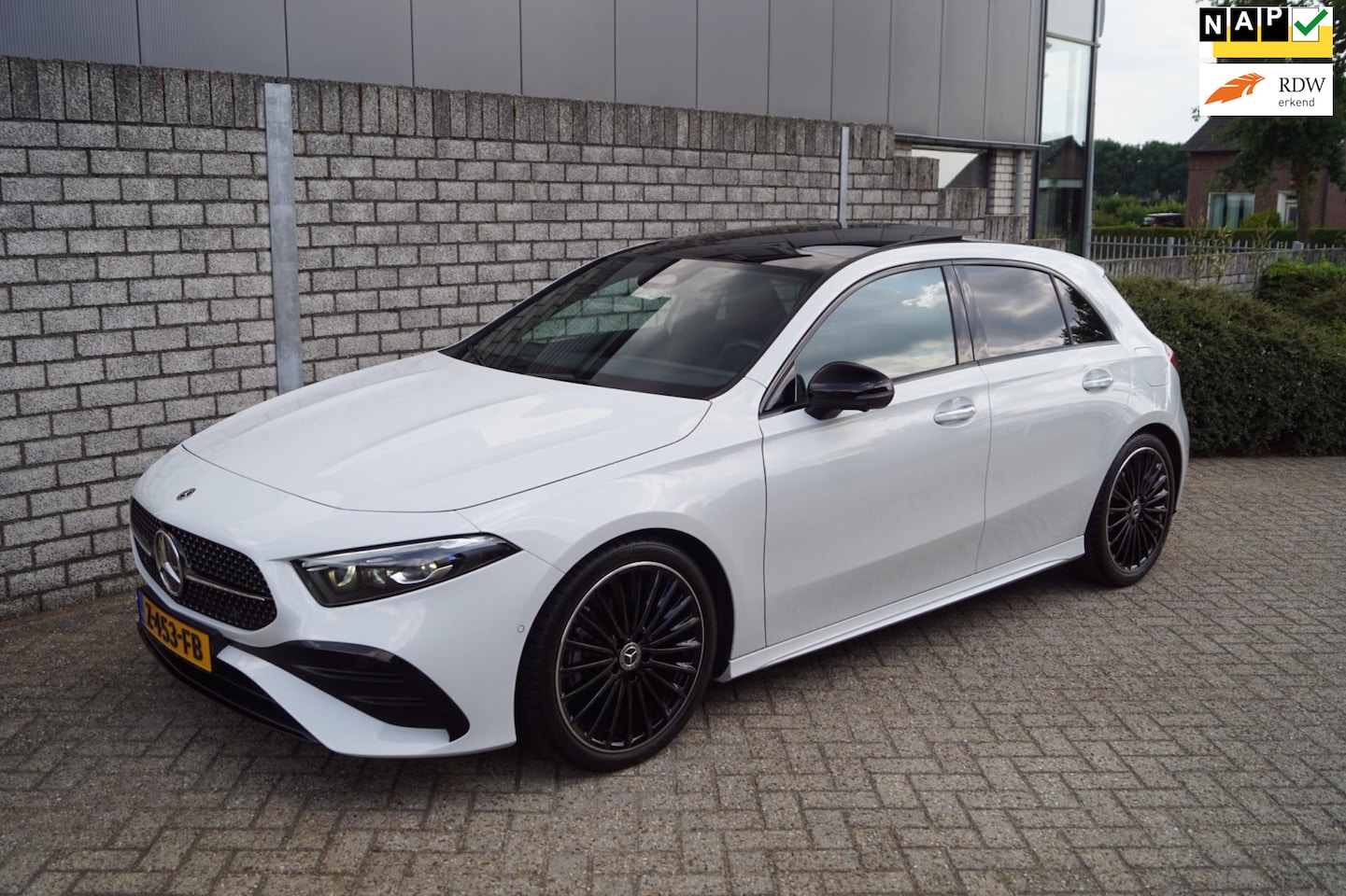 Mercedes-Benz A-klasse - 200 AMG Line Premium Plus Autom Panodak Head-Up Navi Camera Clima Adaptieve Cruise 2x PDC - AutoWereld.nl