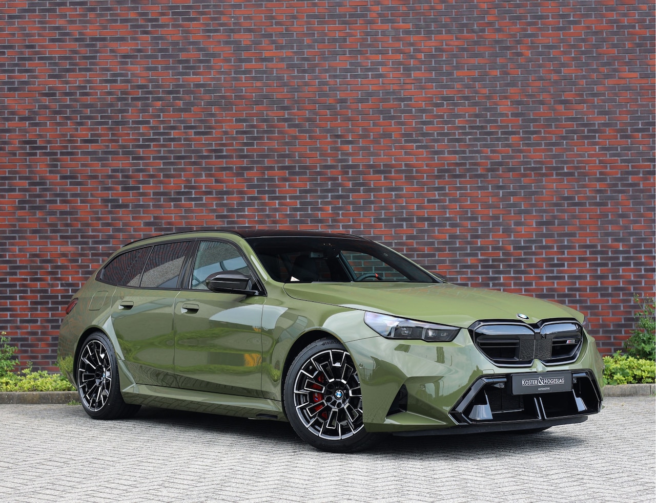 BMW 5-serie Touring - M5 | Direct leverbaar - Urban Green - Drivers Pack - AutoWereld.nl