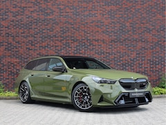 BMW 5-serie Touring - M5 | Direct leverbaar - Urban Green - Drivers Pack