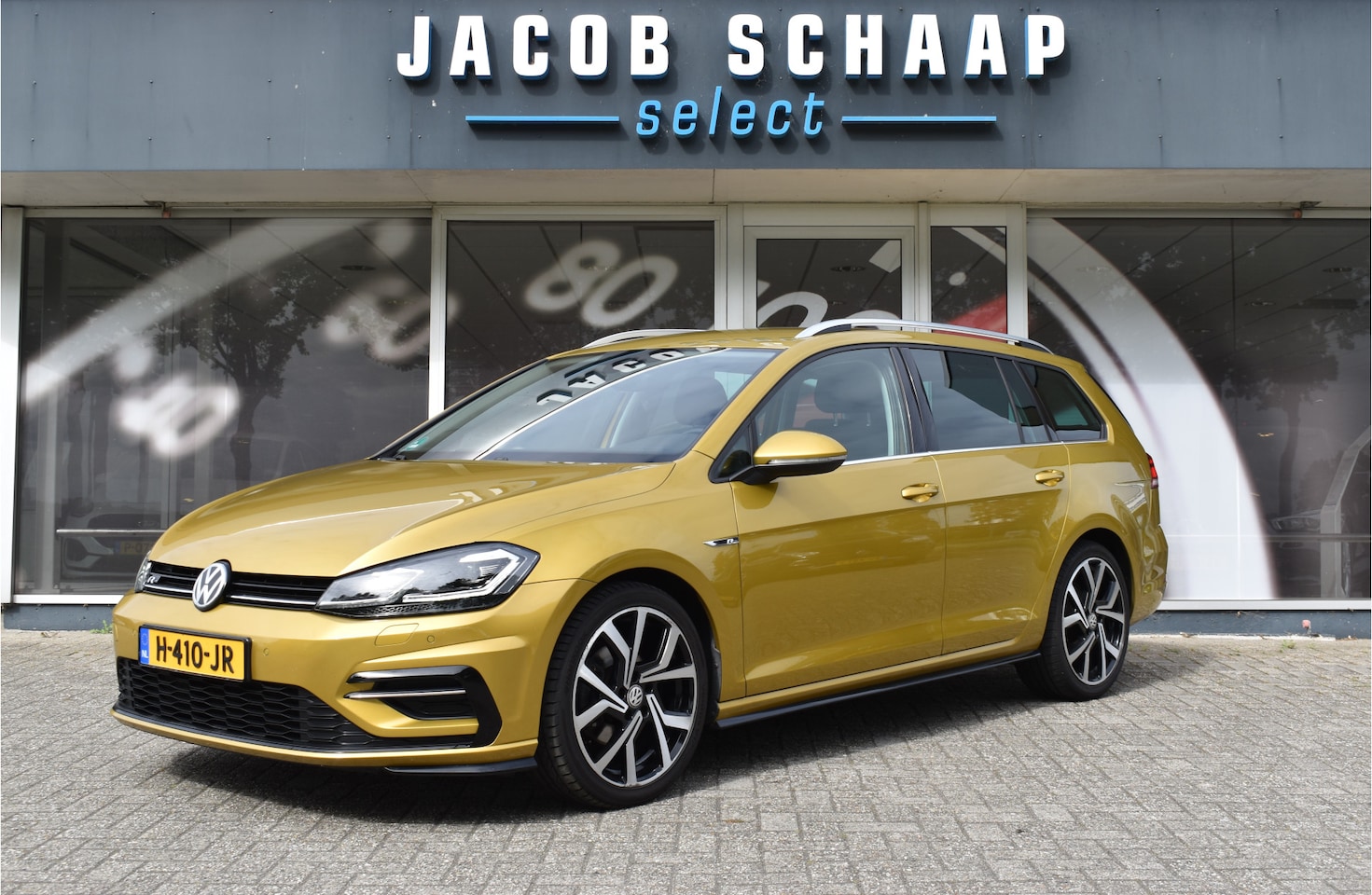 Volkswagen Golf Variant - 1.5 TSI Highline Business R-Line Automaat / Adap. Cruise / Sportstoelen / Parkeersensoren - AutoWereld.nl