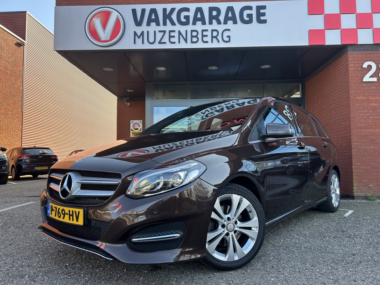 Mercedes-Benz B-klasse - 180 Ambition // LED // NAVI // CLIMA // HALF LEDER // PDC // STOELVERWARMING // - AutoWereld.nl