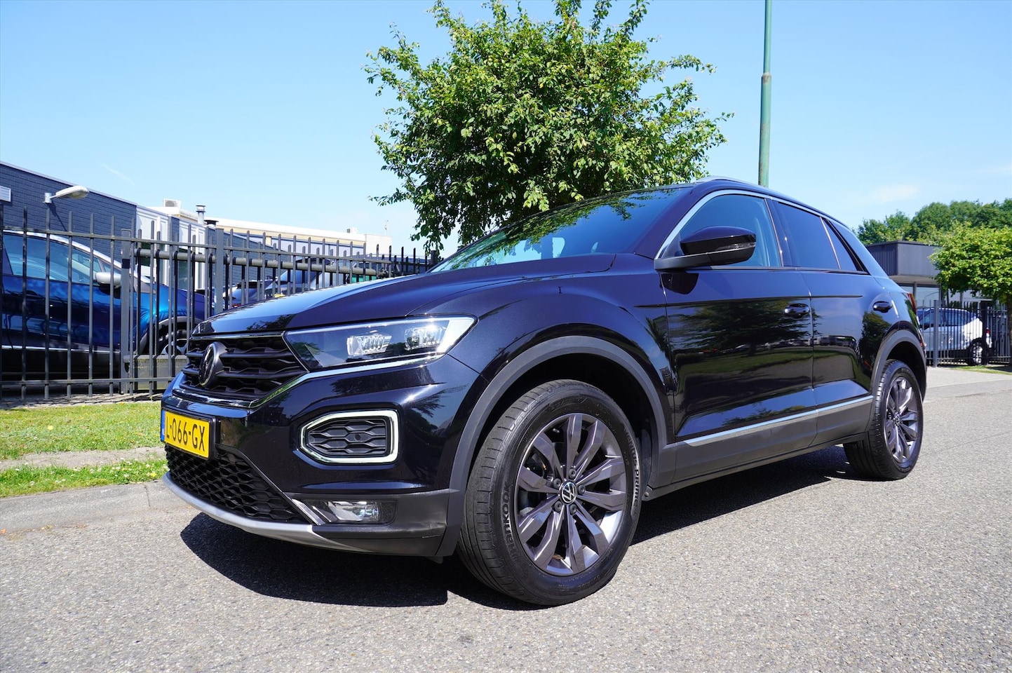 Volkswagen T-Roc - 1.5 TSI 150pk Sport+ Executive Navigatie Trekhaak Apple Carplay - AutoWereld.nl
