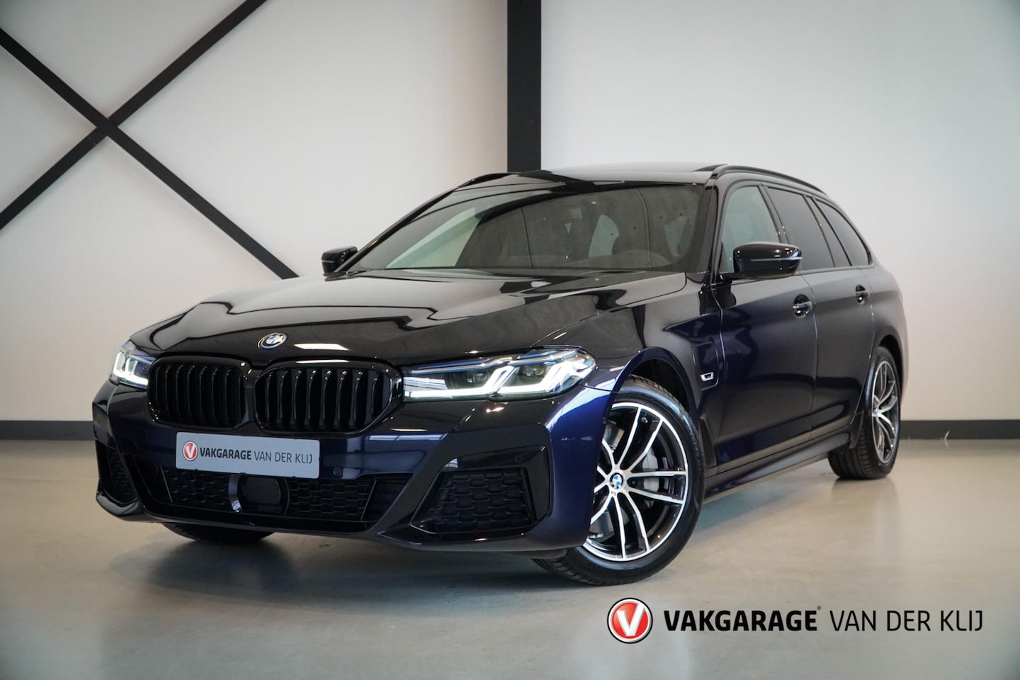 BMW 5-serie Touring - 530e M-Sport | Panorama | Trekhaak | Laser | H/K | 19" | ACC | Head-Up | Stoel/Stuurverw. - AutoWereld.nl