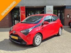 Toyota Aygo X - X-PLAY 5-DEURS 4S-BANDEN CAMERA BLUETOOTH AIRCO EL-RAMEN/SPIEGELS NL-AUTO 1E-EIG