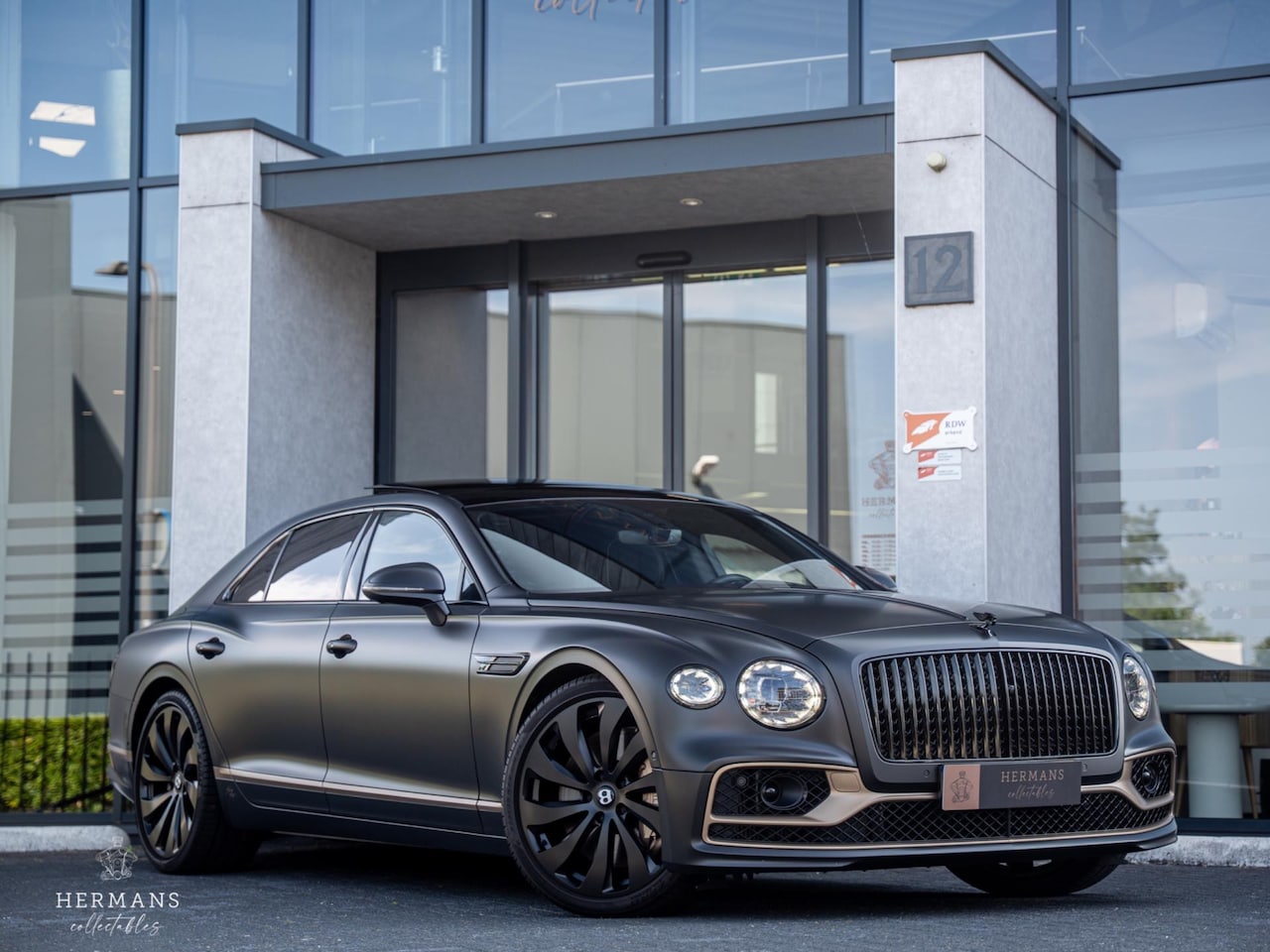 Bentley Flying Spur - 4.0 V8 First Edition / Rotating / Pano / Massage - AutoWereld.nl