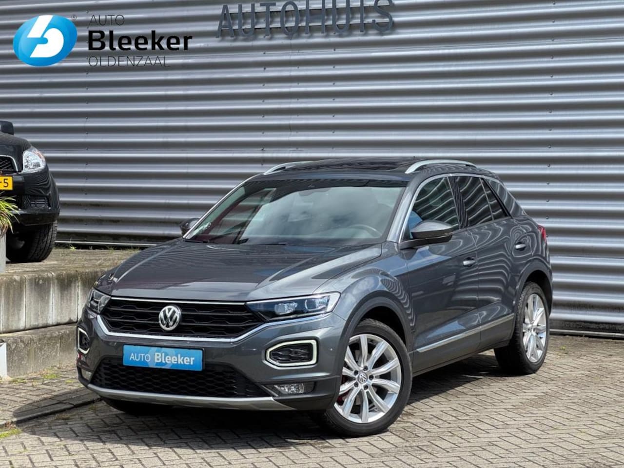 Volkswagen T-Roc - 1.5 TSI 150Pk Sport Camera Panodak Adaptive Cruise Clima Trekhaak - AutoWereld.nl