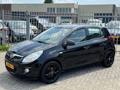 Hyundai i20 - 1.4i DynamicVersion 5 deurs 101PK NL AUTO NAP Airco l Elek pakket l MTF-stuur l LMV 2e eig