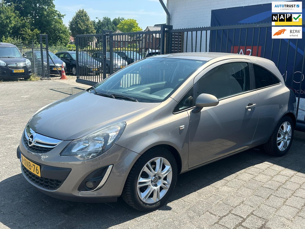 Opel Corsa - 1.2-16V BlitZ / AIRCO / CRUISE CONTROL / STUUR-STOELVERWARMING / TREKHAAK - AutoWereld.nl