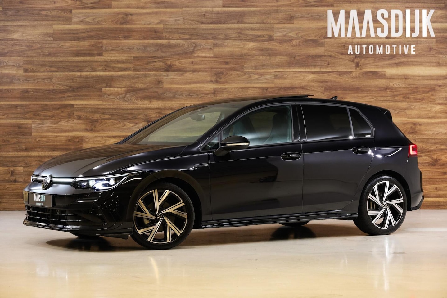 Volkswagen Golf - 1.5 eTSI R-Line|Trekhaak|Pano|Blackline|ACC| - AutoWereld.nl