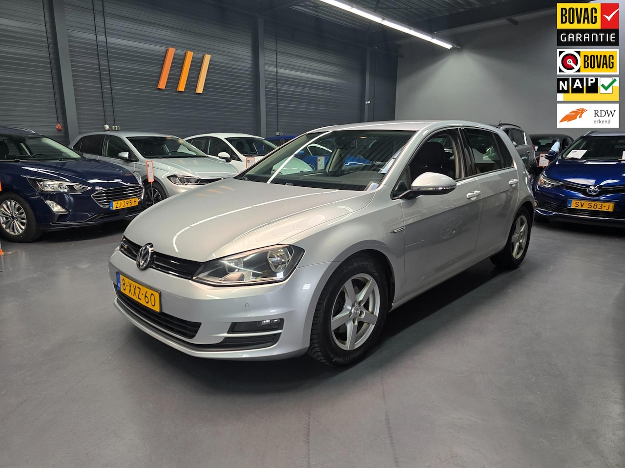 Volkswagen Golf - 1.6 TDI Comfortline BlueMotion PARKEER SENSOREN NAVI BLUETOOTH NAP NL AUTO - AutoWereld.nl