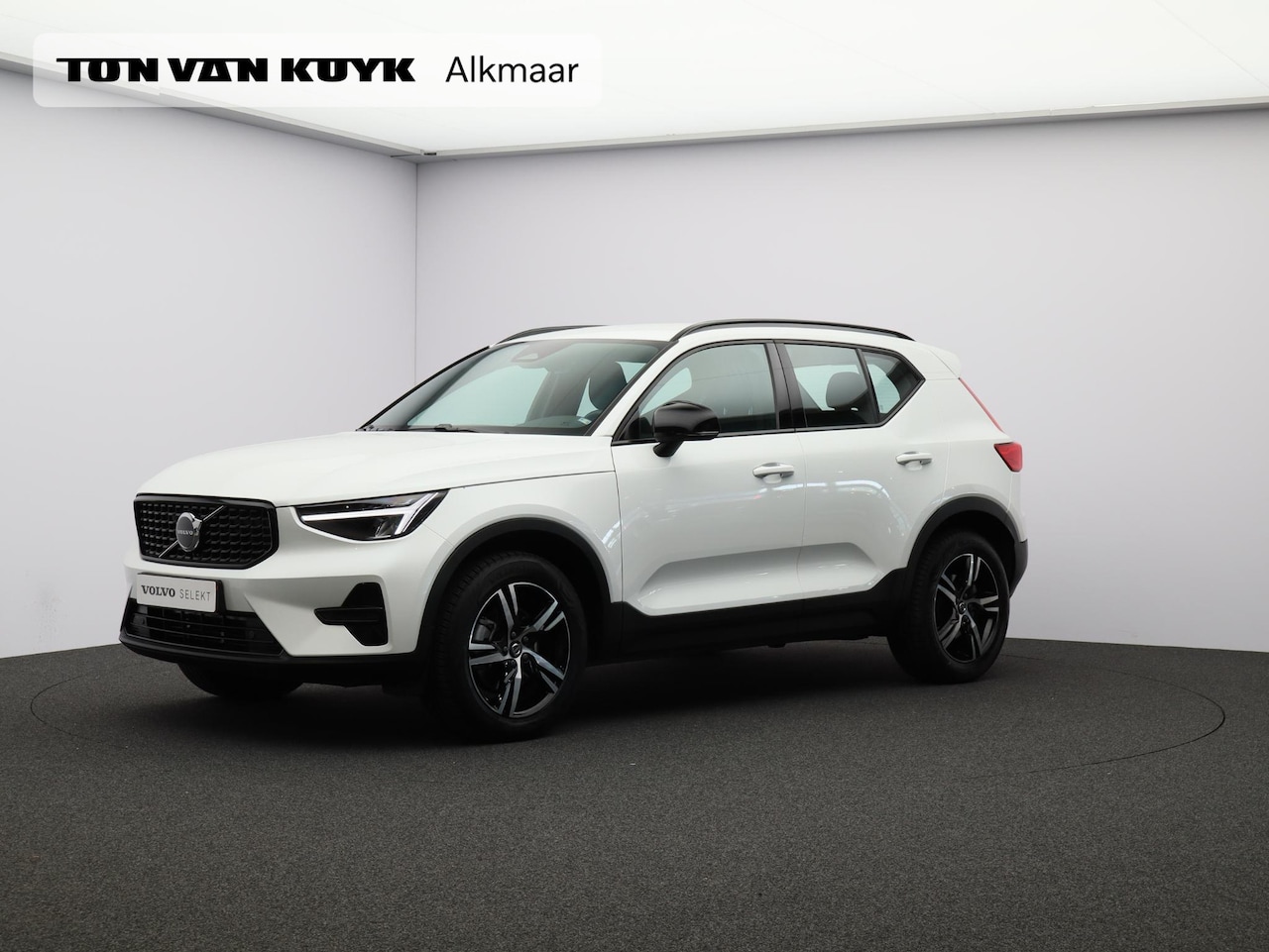 Volvo XC40 - 2.0 B4 Plus Dark / Trekhaak / Elektr. bed. stoelen / Harman Kardon / Stoel+stuur+voorruitv - AutoWereld.nl