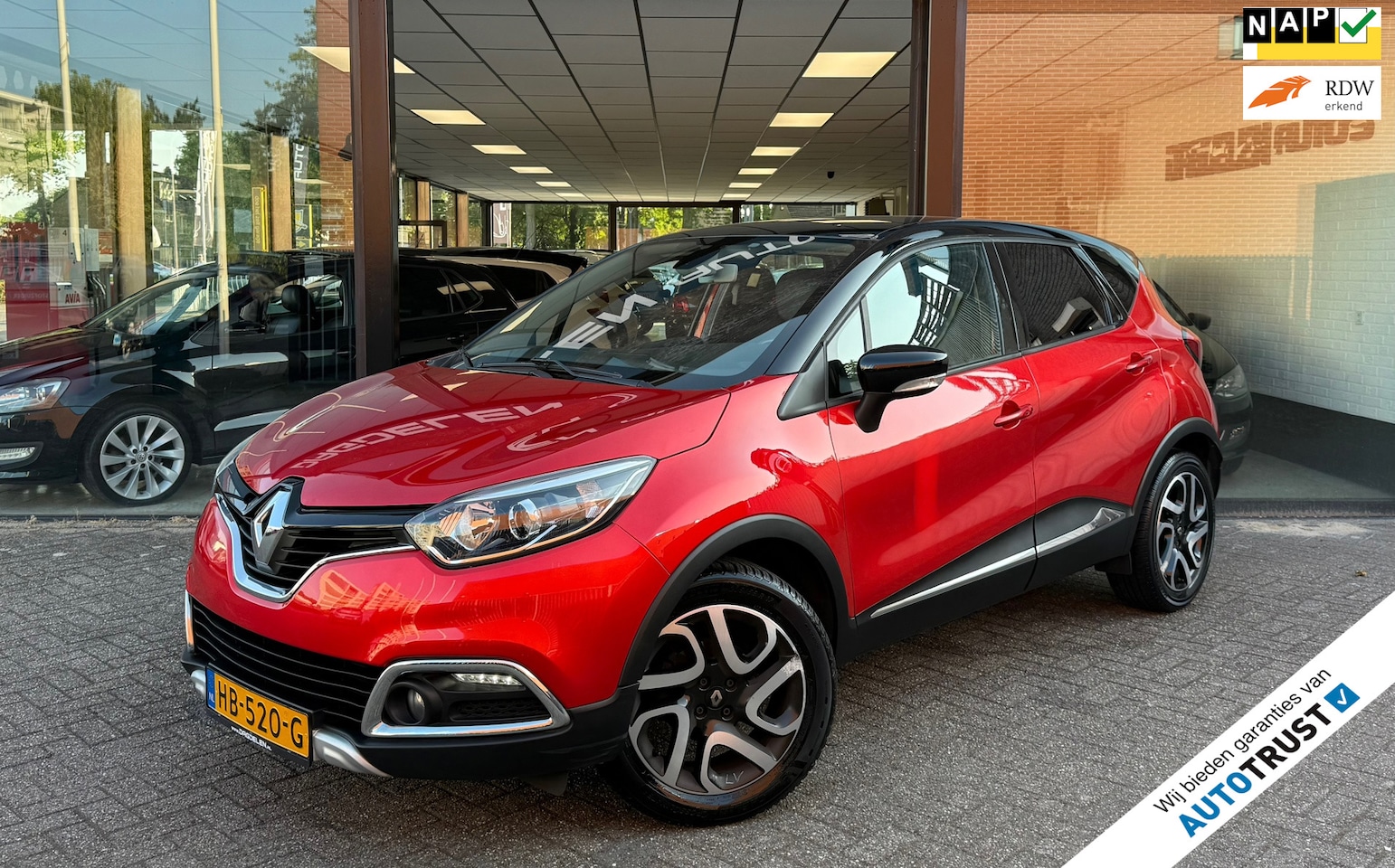 Renault Captur - 0.9 TCe Helly Hansen 1e EIG AIRCO NAVI CRUISE TREKHAAK PDC - AutoWereld.nl