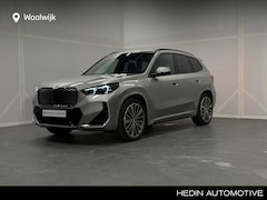 BMW iX1 - eDrive20 67 kWh | M-Sportpakket | Panoramadak | Adaptieve LED Koplampen | Head-up Display