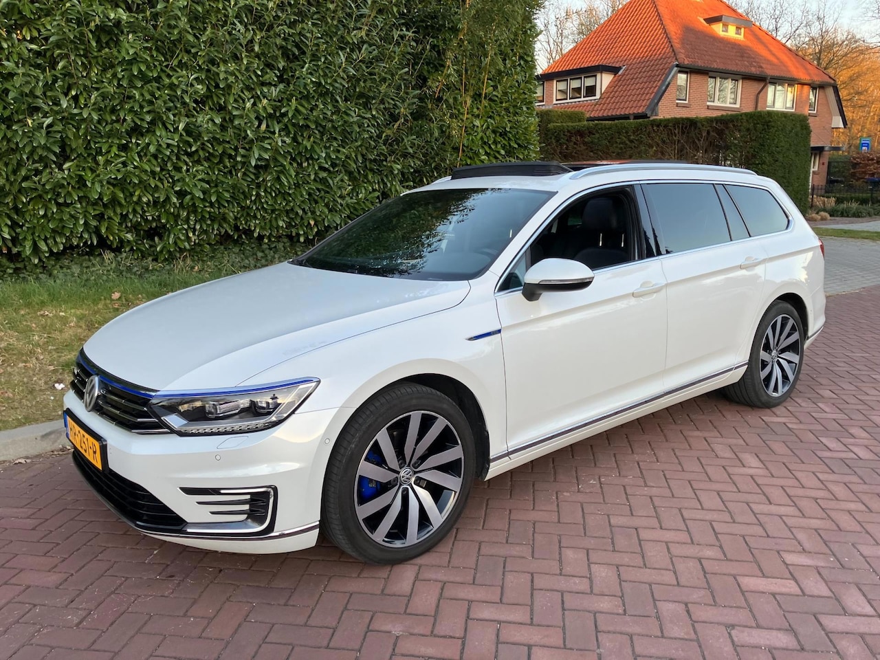 Volkswagen Passat Variant - 1.4 TSI GTE Highline panorama dak mooie auto vele opties - AutoWereld.nl