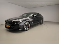 BMW 5-serie - Sedan 550e xDrive | M-Sportpakket | LED | Leder | HUD | Comfortzetels | Active cruise | DA