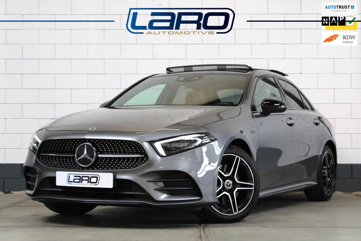 Mercedes-Benz A-klasse - 250 e AMG Limousine NL | Pano Memory Wide Multibeam Sfeer Trekhaak Keyless - AutoWereld.nl