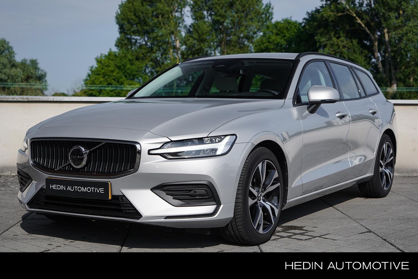 Volvo V60 - 2.0 B3 Essential Edition | Lederen bekleding | 18 inch | Park Assist | Standkachel - AutoWereld.nl