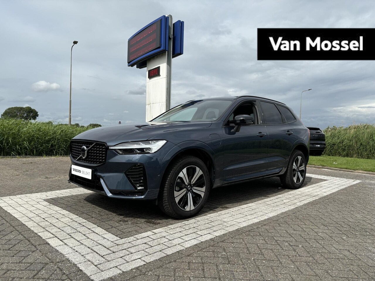 Volvo XC60 - T8 Plug-in hybrid AWD Ultra Dark | Luchtvering | 360 Camera | Trekhaak | Harman/Kardon | - AutoWereld.nl