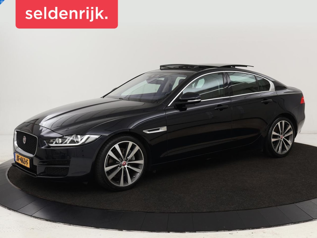 Jaguar XE - 2.0 D Portfolio | Panoramadak | Leder | Stoel & Stuurverwarming | Camera | Head-up display - AutoWereld.nl