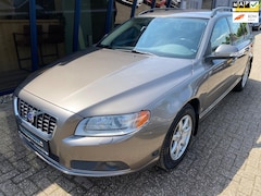 Volvo V70 - 2.5FT Momentum Automaat H.LEER / XENON / TREKHAAK