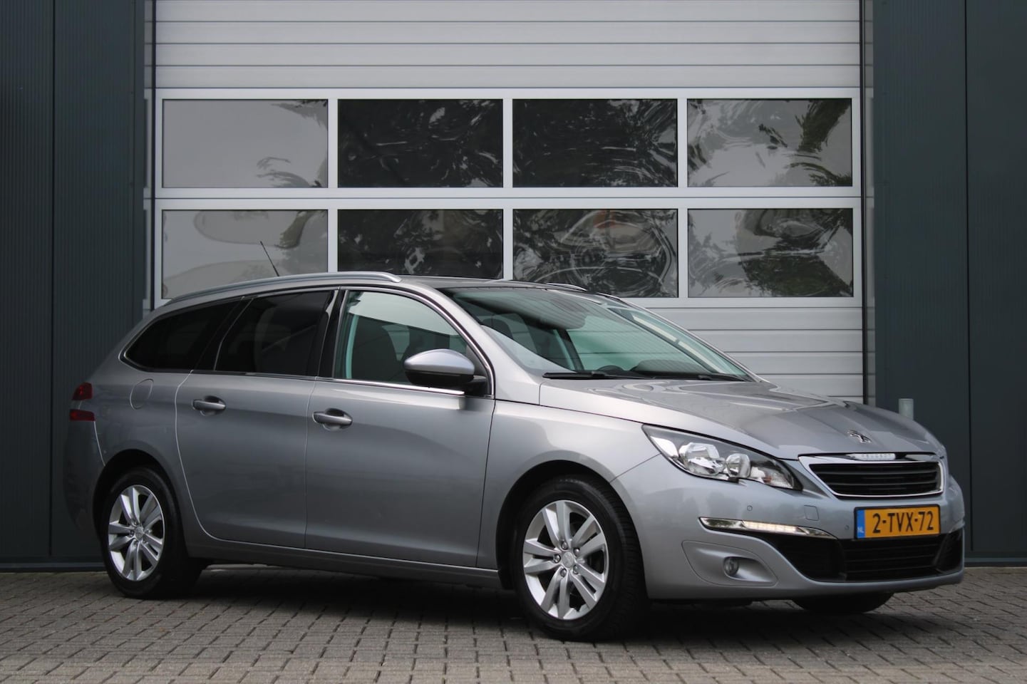 Peugeot 308 SW - 1.6 BlueHDI Blue Lease Executive Clima/Cruise/Navi/Bluetooth/Panodak/PDC/LED/AUX.USB/16"LM - AutoWereld.nl