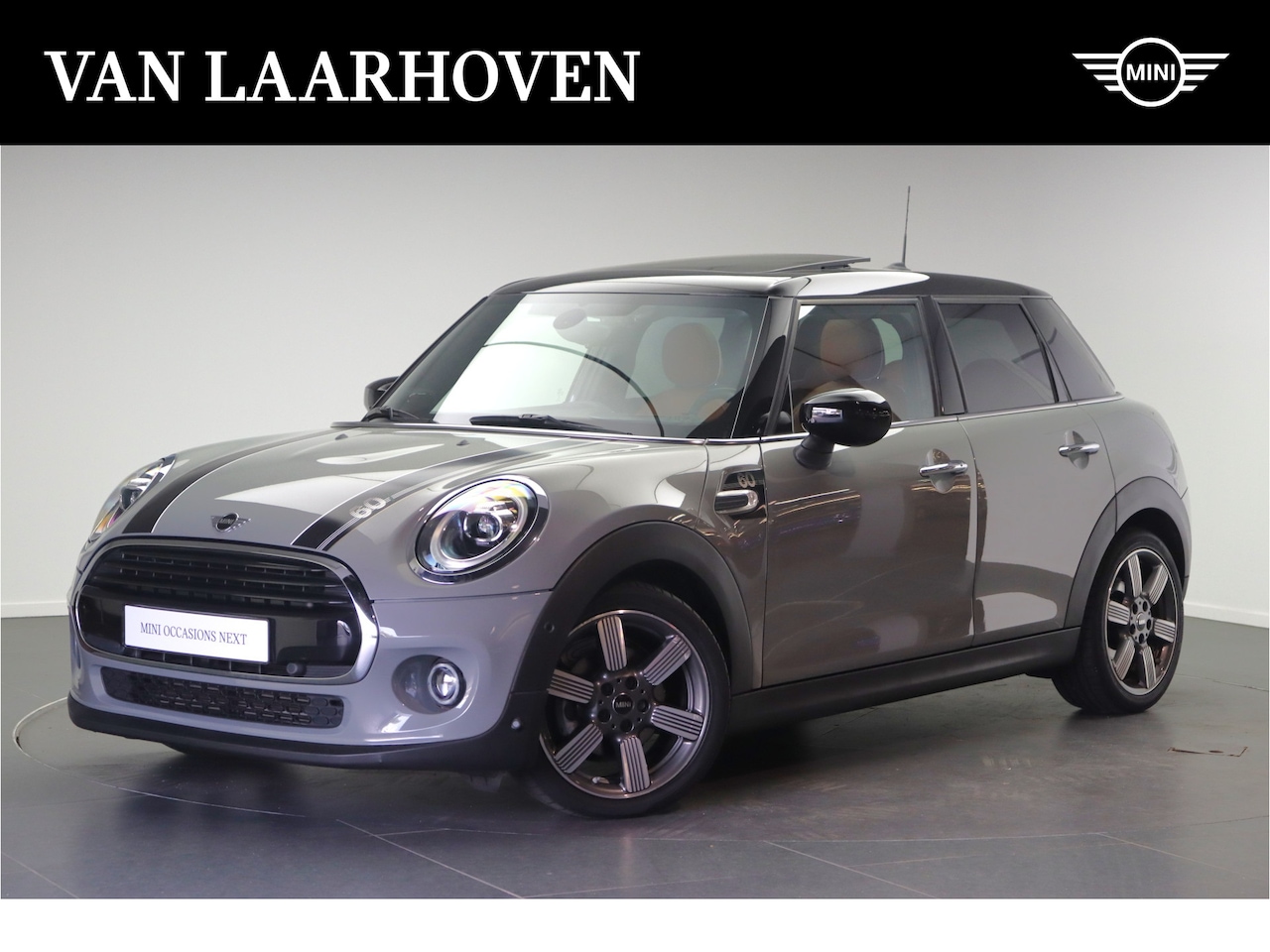 MINI Cooper - Hatchback Automaat / Panoramadak / Comfortstoelen / Stoelverwarming / LED / Park Assistant - AutoWereld.nl