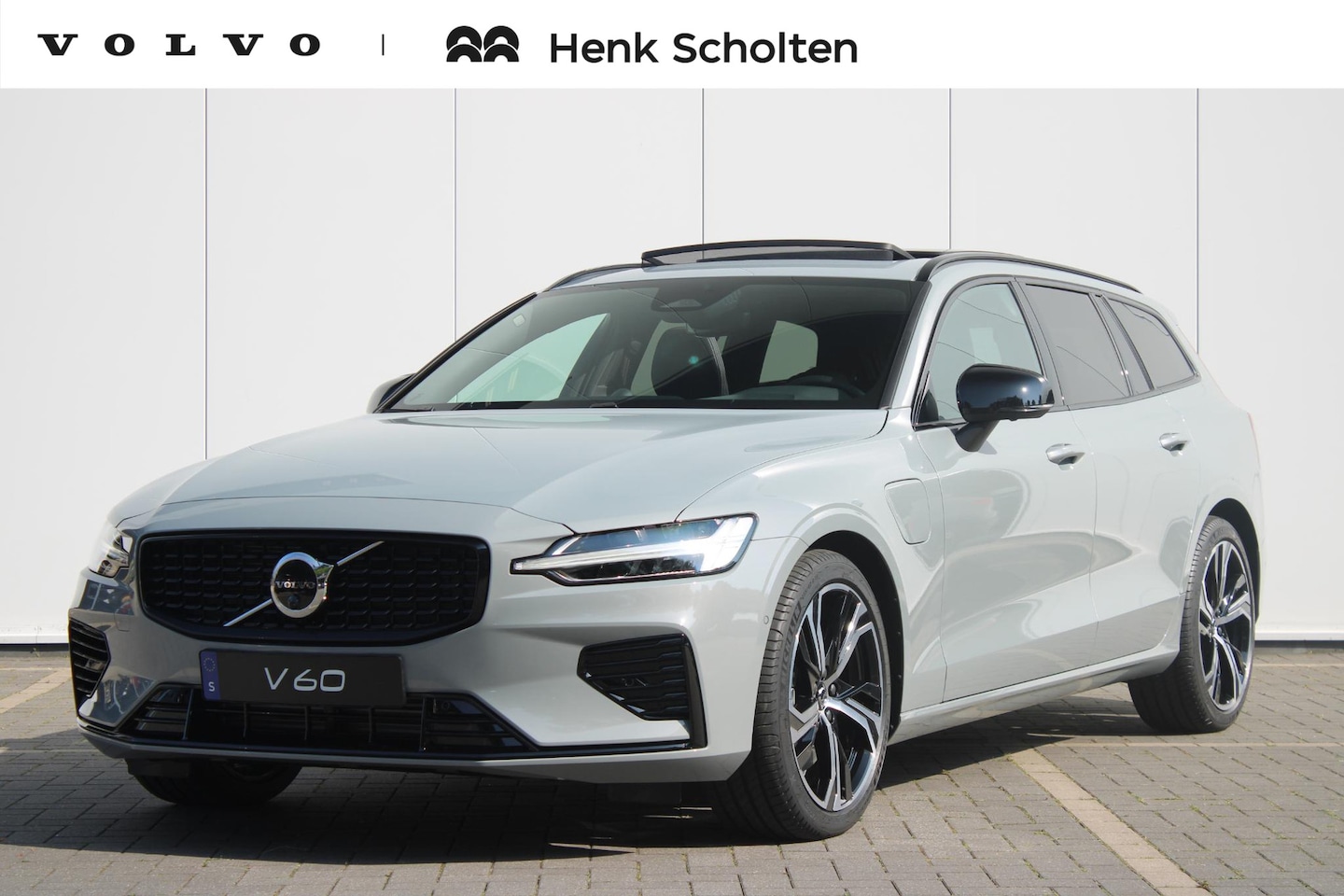 Volvo V60 - T6 350PK Plug-in hybrid AWD Plus Dark Panoramisch Schuif-/kanteldak | 360 graden camera | - AutoWereld.nl