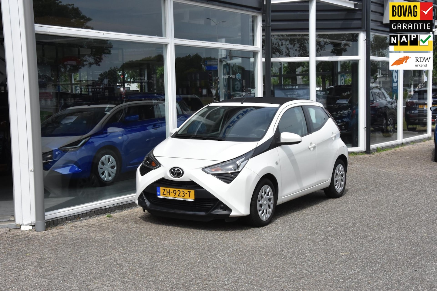 Toyota Aygo - 1.0 VVT-i x-play panoramadak - AutoWereld.nl