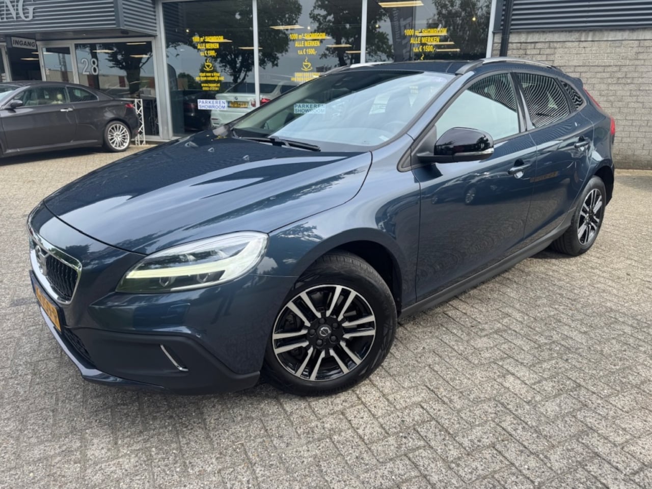 Volvo V40 Cross Country - 1.5 T3 Momentum 1.5 T3 Momentum - AutoWereld.nl