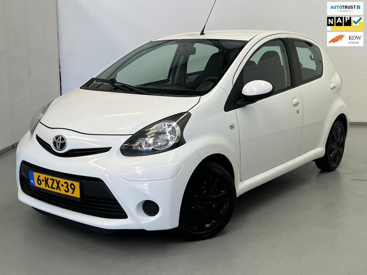 Toyota Aygo - 1.0 VVT-i Now / NL-auto / Navi / Airco / 5-drs - AutoWereld.nl