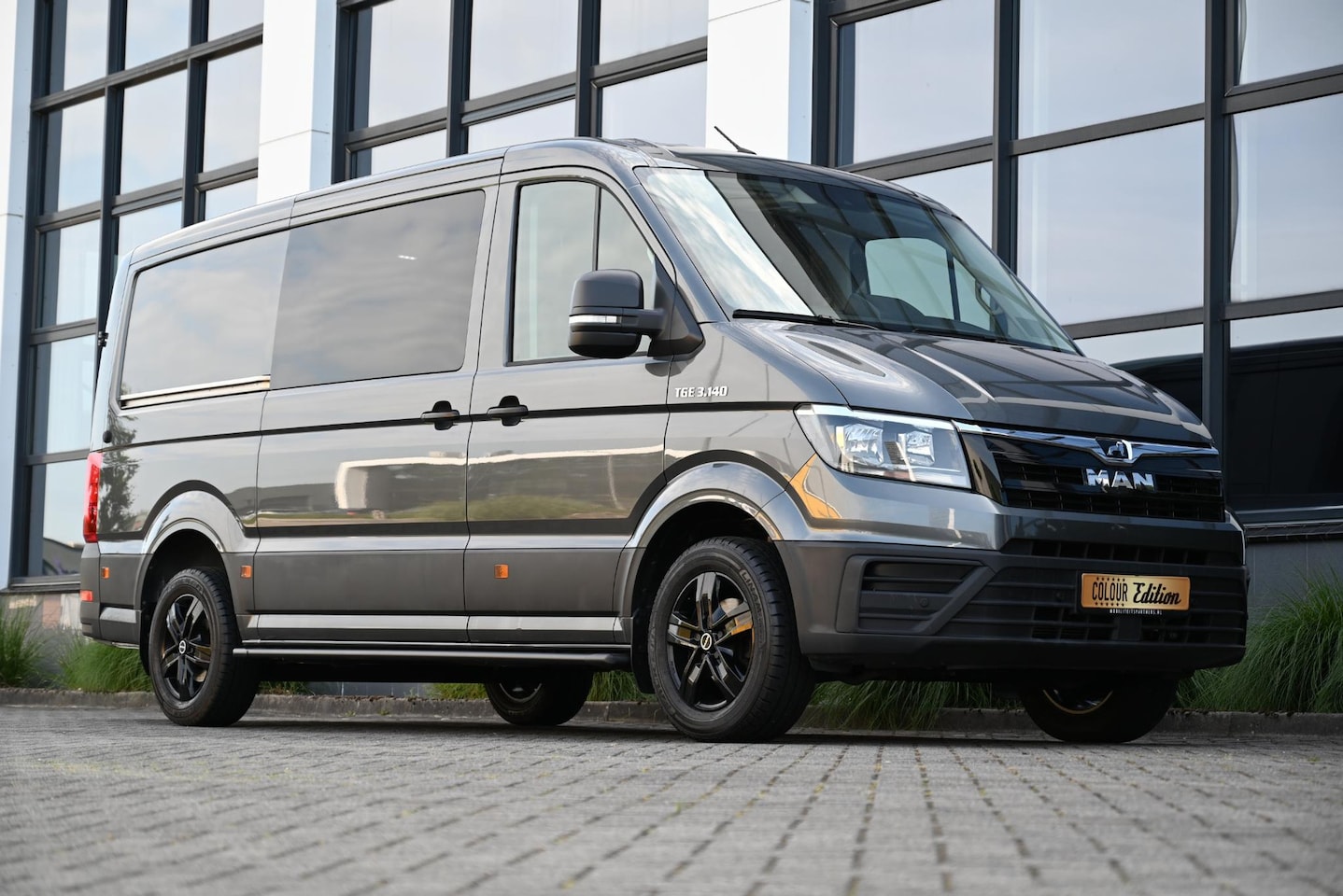 Volkswagen Crafter - 35 2.0 TDI L3H2 140 PK DSG € 329,00 per maand - AutoWereld.nl