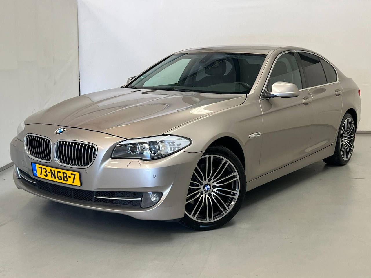 BMW 5-serie - 523i High Exe / NL-auto / Leder / 19" LM / Stoelverwarming - AutoWereld.nl