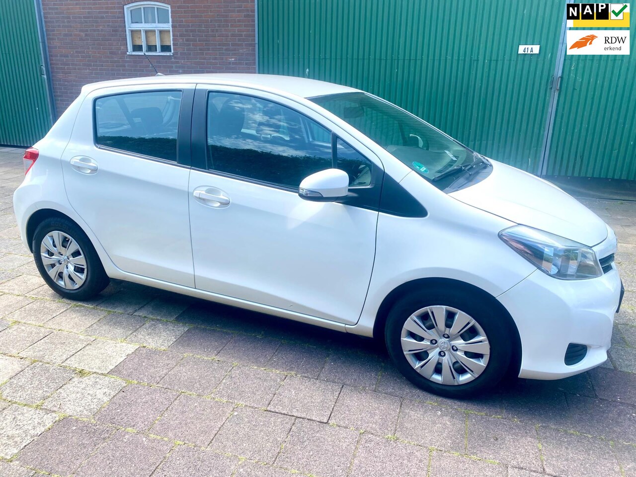 Toyota Yaris - 1.0 VVT-i Comfort | Airco | APK |Achter Camera |Trekhaak - AutoWereld.nl