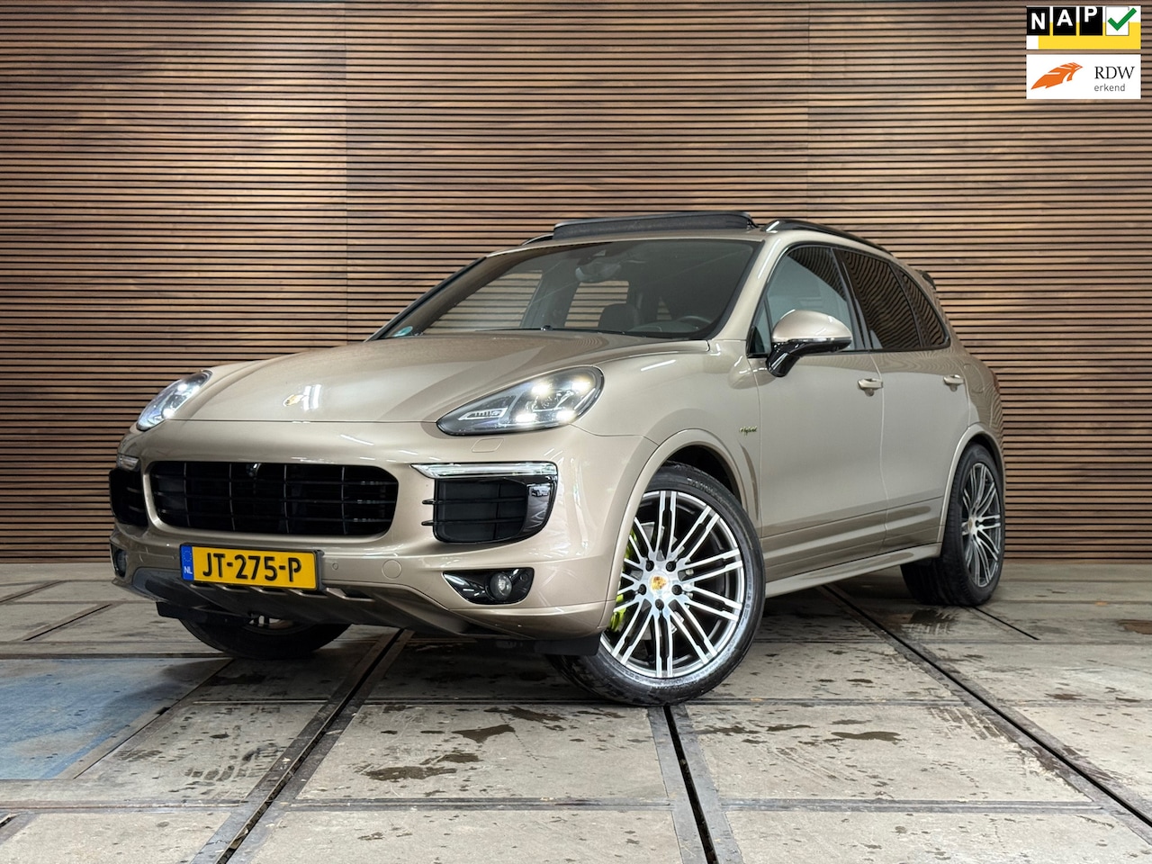 Porsche Cayenne - 3.0 S E-Hybrid | Sportchrono | Matrix LED | Panorama | Trekhaak | 360 camera - AutoWereld.nl