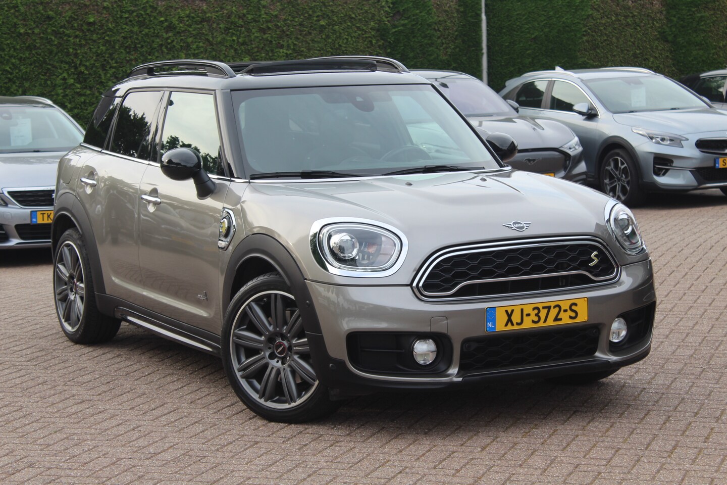 MINI Countryman - Mini 2.0 Cooper S E ALL4 Chili / Panoramadak / Camera / Head-up / 19'' / Leder / Navigatie - AutoWereld.nl