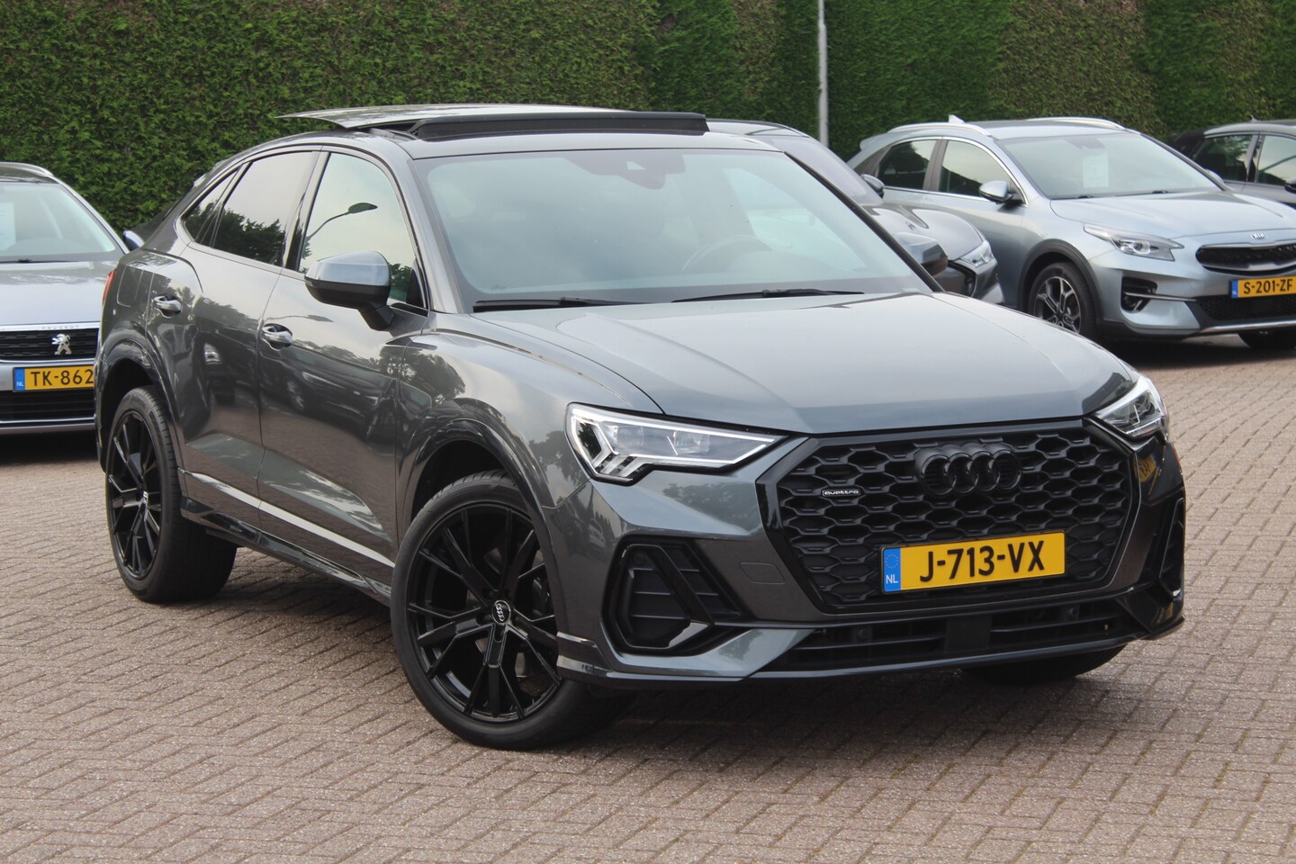 Audi Q3 Sportback - 45 TFSI quattro edition one / Trekhaak / Panoramadak / Camera / Leder / 20'' / Matrix LED - AutoWereld.nl