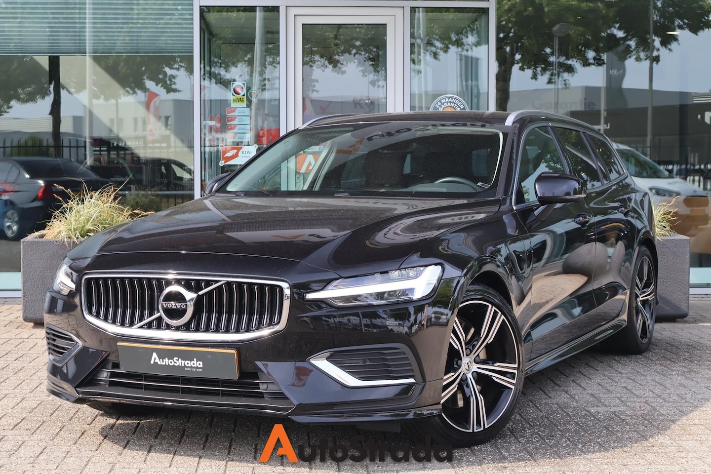 Volvo V60 - T6 Inscription Twin Engine 340pk AWD | Memory | Camera | Adaptive | Trekhaak | Dodehoek | - AutoWereld.nl