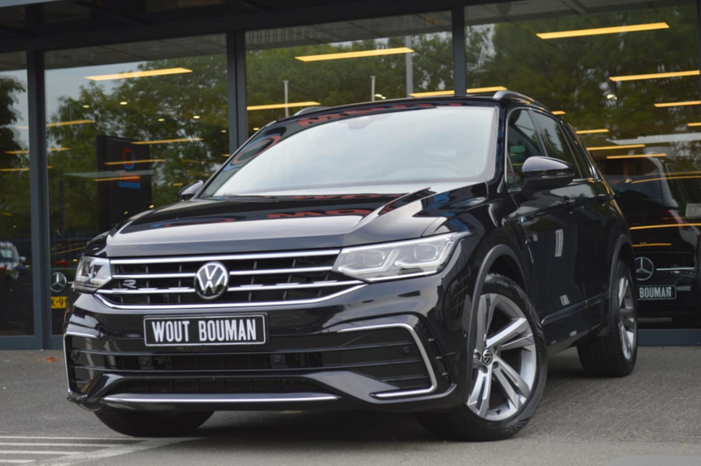 Volkswagen Tiguan - 1.5 TSI R-Line DSG Led Panorama Leder Memory Acc Virtual Camera Trekh. Pdc - AutoWereld.nl