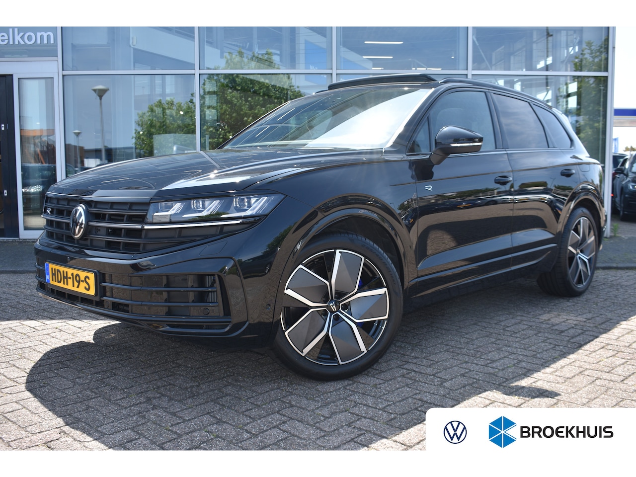Volkswagen Touareg - 3.0 TSi eHybrid 462PK 4MOTION R | LUCHTVERING | TREKHAAK | PANORAMADAK - AutoWereld.nl