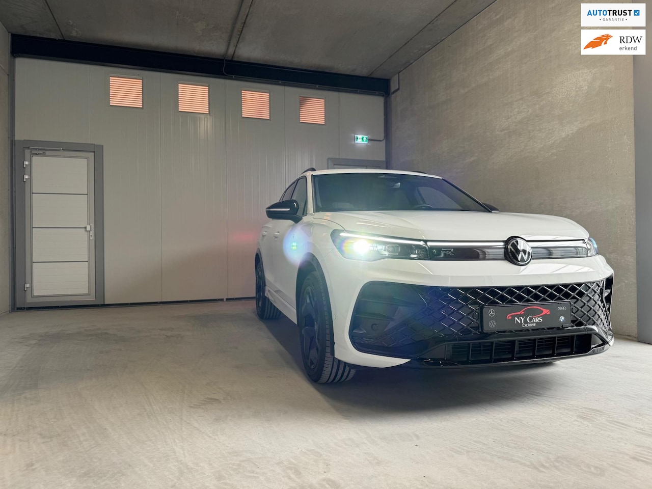 Volkswagen Tiguan - 1.5 eTSI R-Line Edition H&K | Blackstyle | Massage | Nieuwstaat - AutoWereld.nl