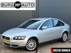 Volvo S40 - 2.4 Momentum - ECC - CRUISE CONTROLE - TREKHAAK - RADIO/CD - PARKEERSENSOREN ACHTER - 17"