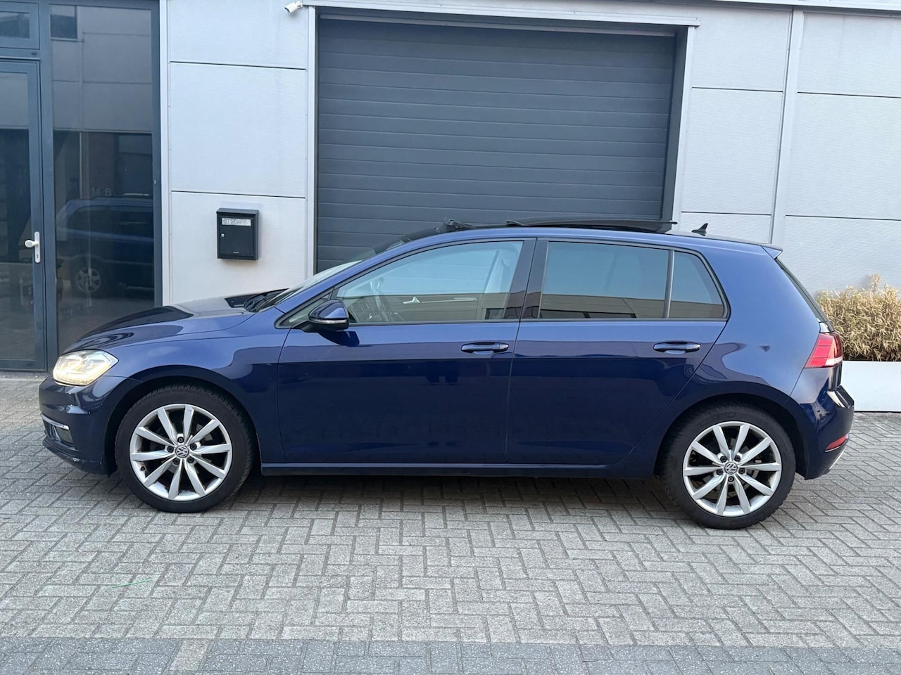 Volkswagen Golf - 1.0 TSI Highline DSG Virtual Pano Keyless Facelift - AutoWereld.nl