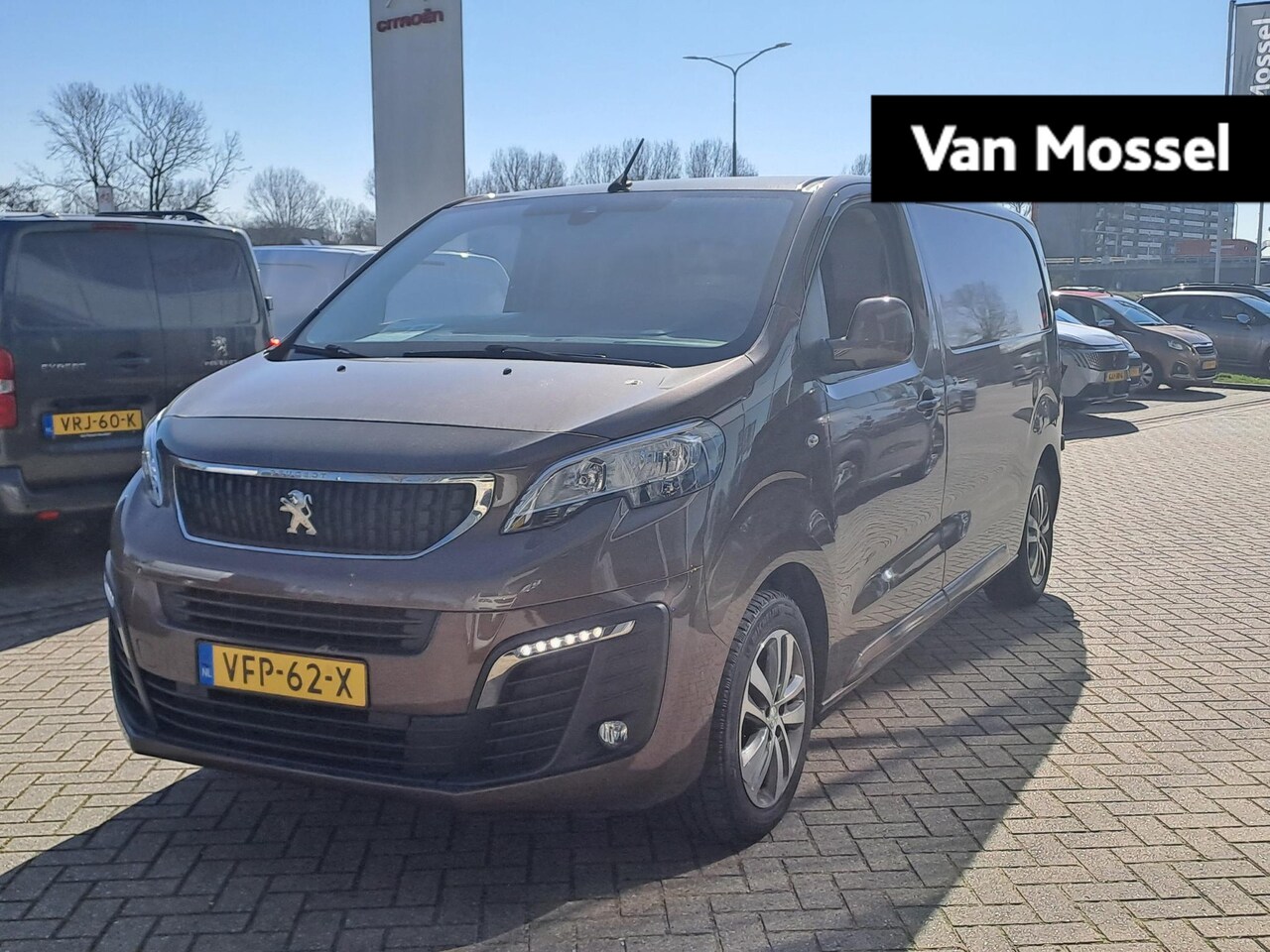 Peugeot Expert - 2.0 BlueHDI 120 Standard Asphalt | Automaat | Camera | Navigatie | Trekhaak - AutoWereld.nl