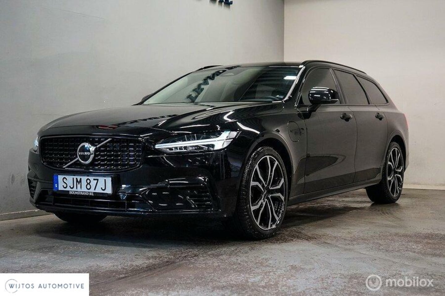 Volvo V90 - 2.0 T6 Plug-in hybrid AWD Plus Dark, luchtvering - AutoWereld.nl