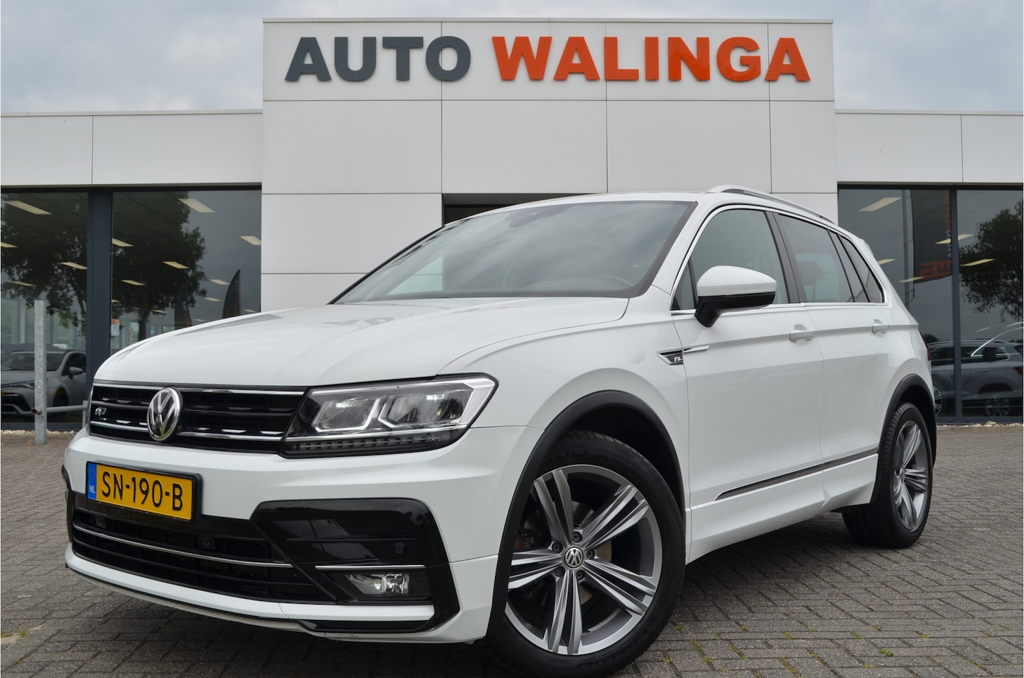 Volkswagen Tiguan - 2.0 TDI 2x R-line Highline Virtual cockpit | 2x Memory stoel | LED koplampen | Carplay | L - AutoWereld.nl