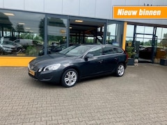 Volvo V60 - 1.6 T3 Momentum - Navi - Schuifdak - trekhaak