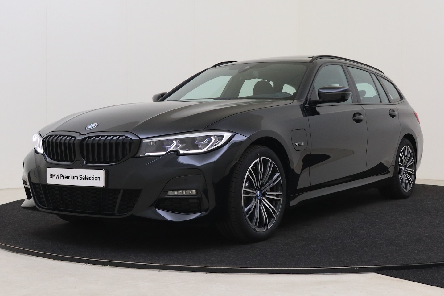 BMW 3-serie Touring - 330e High Executive M-Sport Automaat / Panoramadak / M Adaptief onderstel / Sportstoelen / - AutoWereld.nl