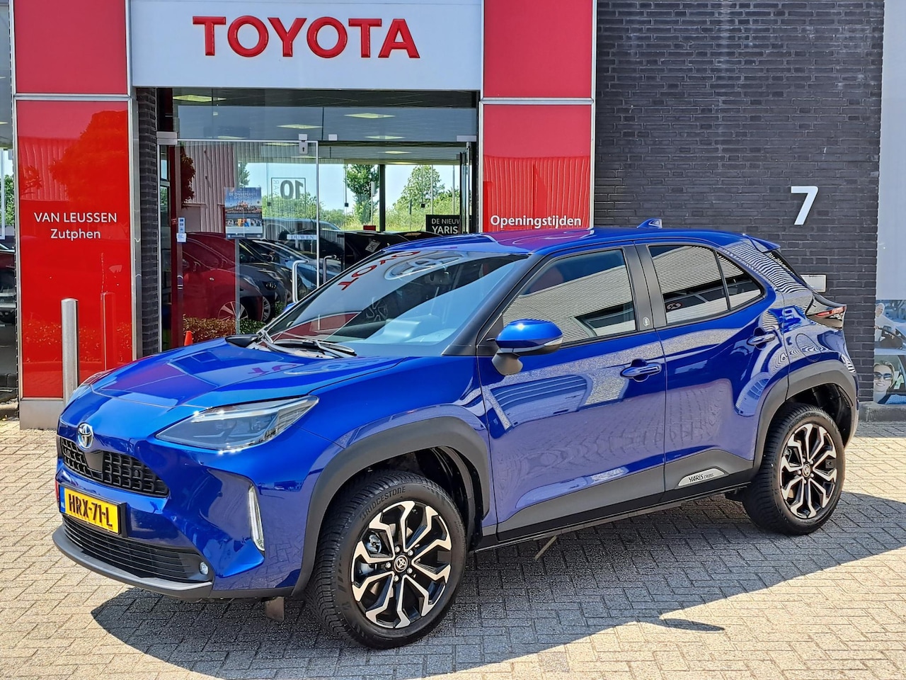 Toyota Yaris Cross - 1.5 HYBRID DYNAMIC 4-SEIZOENSBANDEN STUUR- STOEL- EN VOORRUITVERWARMING ELEK. SPIEGELS - AutoWereld.nl