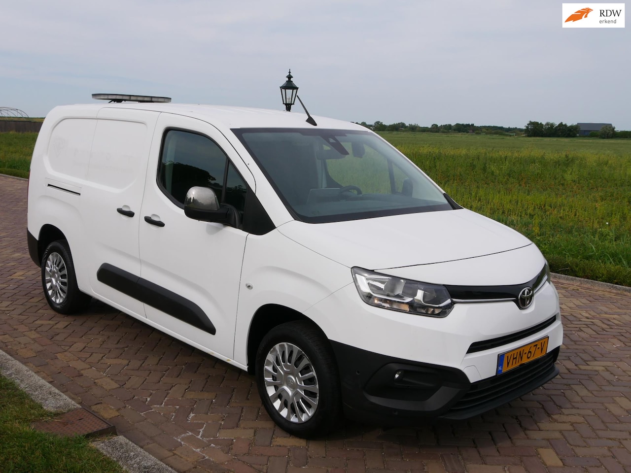 Toyota ProAce City - 1.5 D-4D 73kW Professional Long AC NAVI 3-SEATS ** 8499 EX BTW ** - AutoWereld.nl
