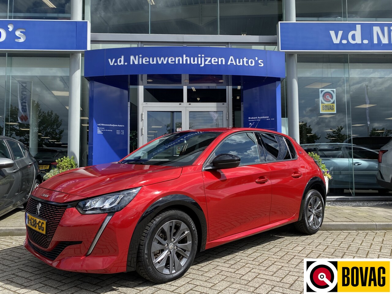 Peugeot e-208 - EV Allure Pack 50 kWh / 3 Fase / Camera / Apple carplay / € 2000,- Inruilpremie ! | - AutoWereld.nl